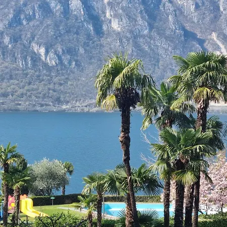Schwimmbadferien Am Luganersee アパート ビッソーネ